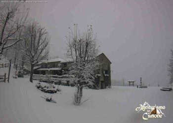 Inverno irrompe sull’Italia: NEVE cade in Appennino fin sotto i 1000 metri