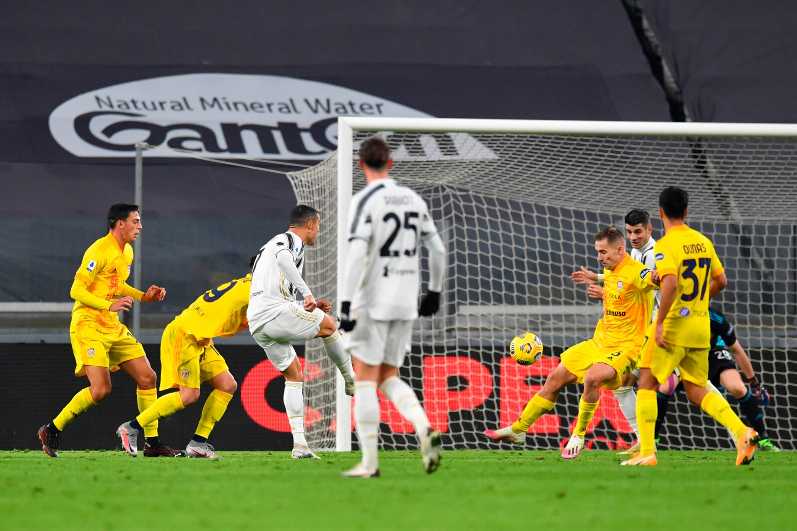 Juventus-Cagliari 2-0, dopo 45′ Doppio Ronaldo: incontenibile