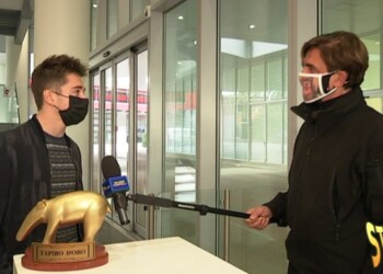 Leclerc riceve il Tapiro d’Oro: “Non andrei mai in vacanza con Hamilton”