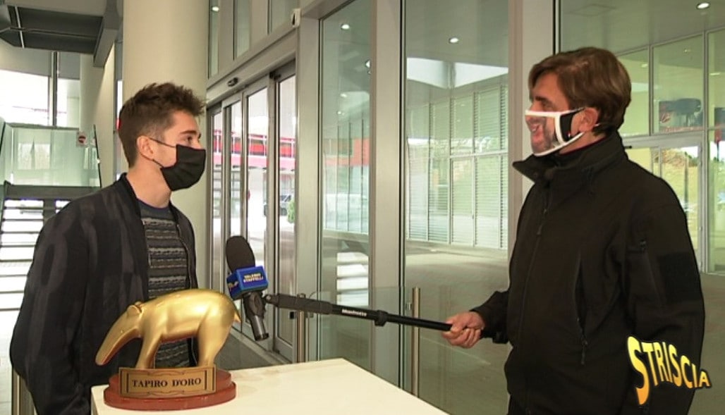 Leclerc riceve il Tapiro d’Oro: “Non andrei mai in vacanza con Hamilton”