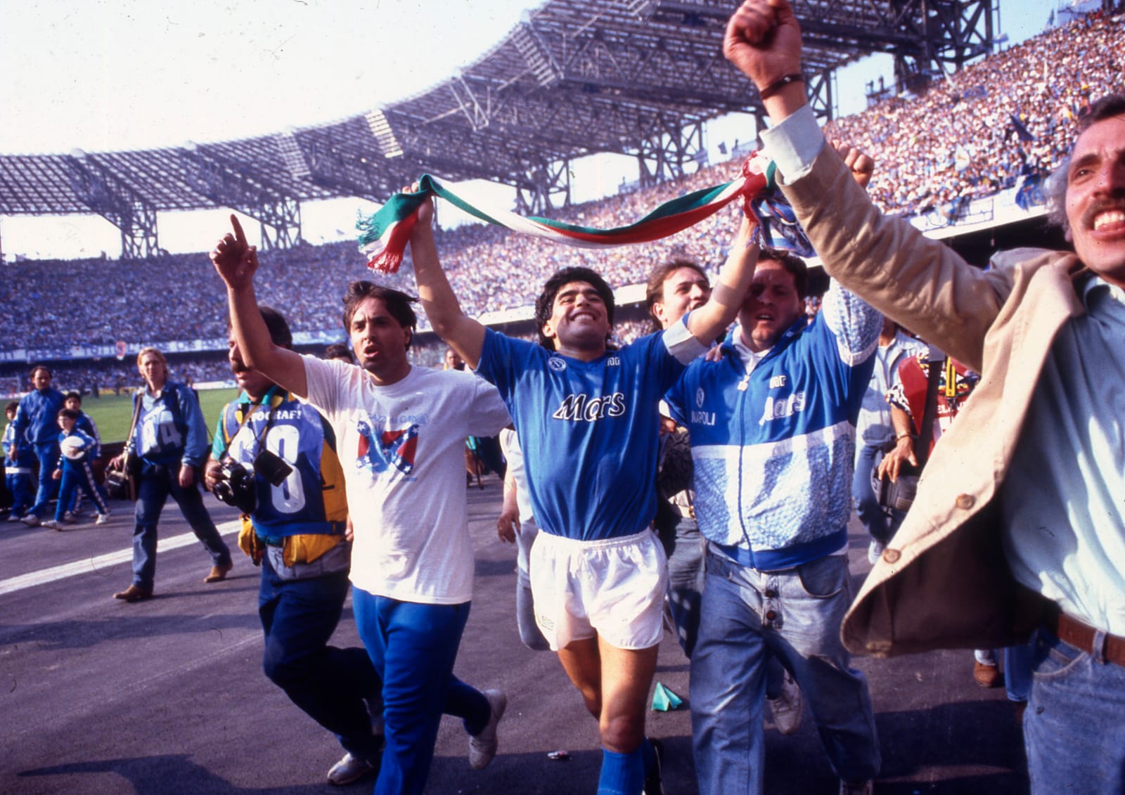 Maradona, le foto pi&ugrave; belle del mito del calcio