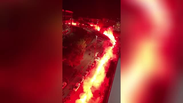 Napoli, spettacolare corteo con fumogeni per Maradona