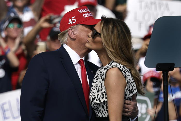 ‘Melania conta i minuti per scaricare Donald’