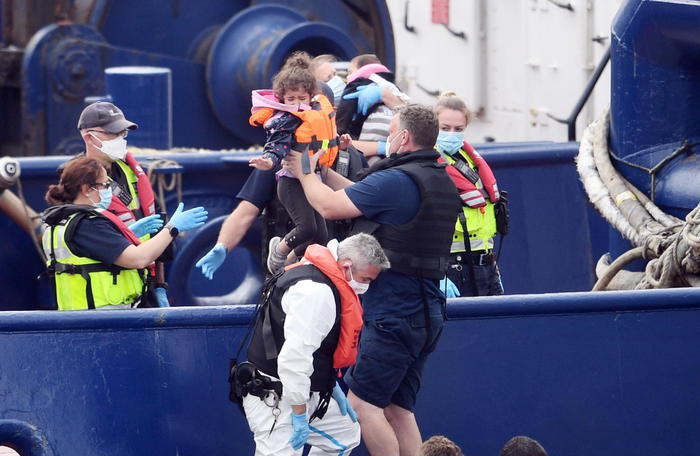 Migranti: 64 soccorsi sulla Manica nel weekend, anche bimbi