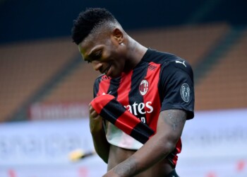 Milan, che botta: Leao, lungo infortunio