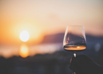 Naked Wines oscilla verso una perdita più ampia nel Q1