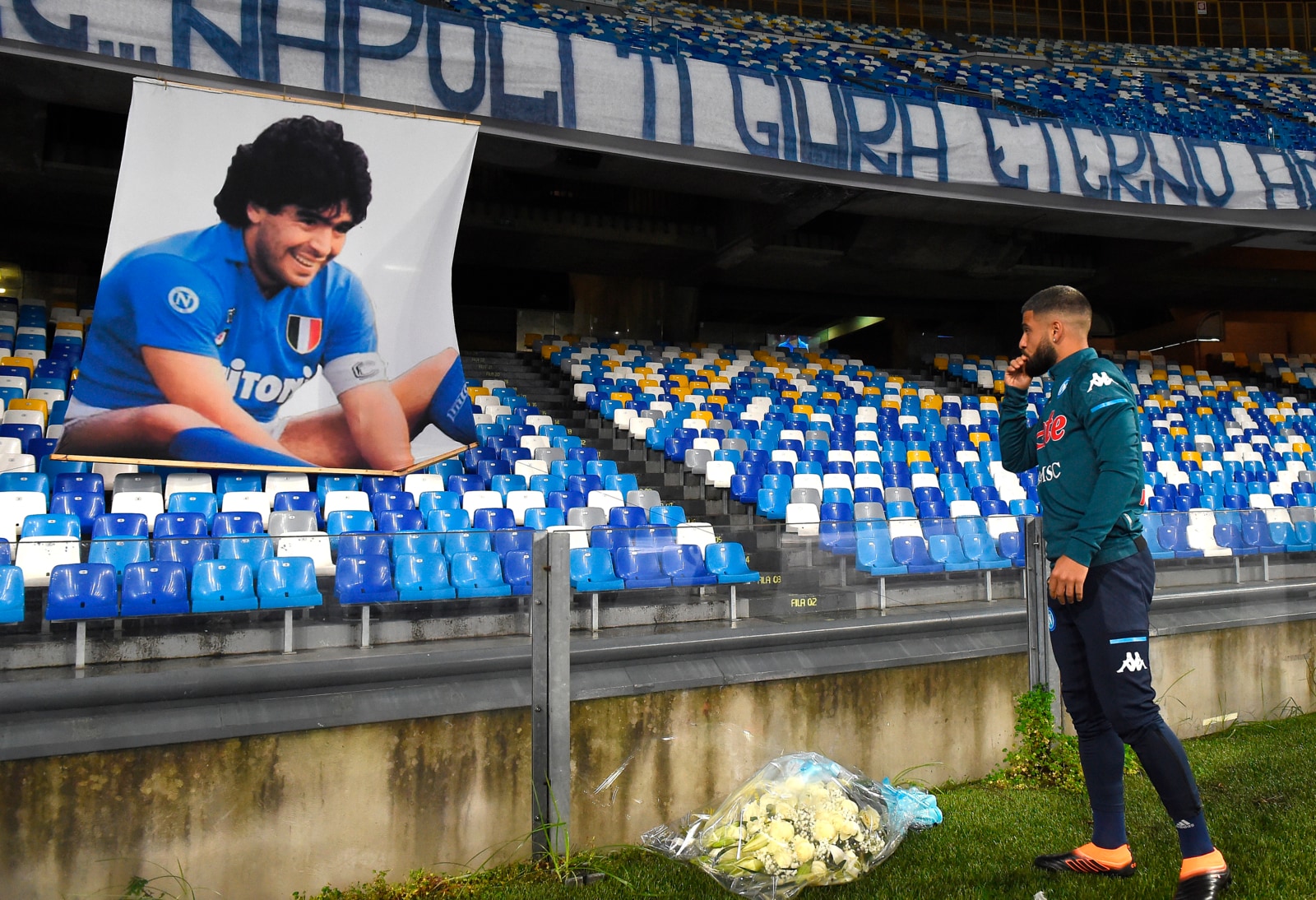 Maradona, i fiori di Insigne e lo striscione lunghissimo: l'omaggio del Napoli