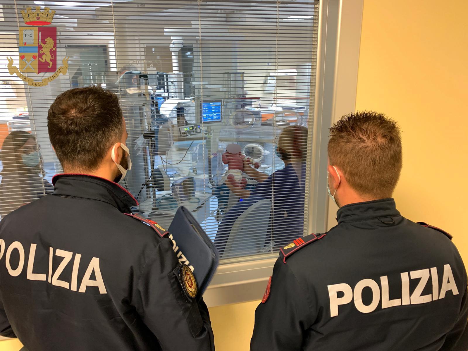 Ragusa: trovato in strada da un passante un neonato abbandonato. La Polizia di Stato indaga.