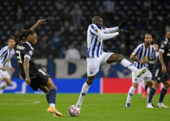 Olympiakos, tre giocatori ignorano le norme covid e partecipano ad una festa