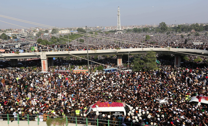 Pakistan: folla immensa ai funerali di islamista