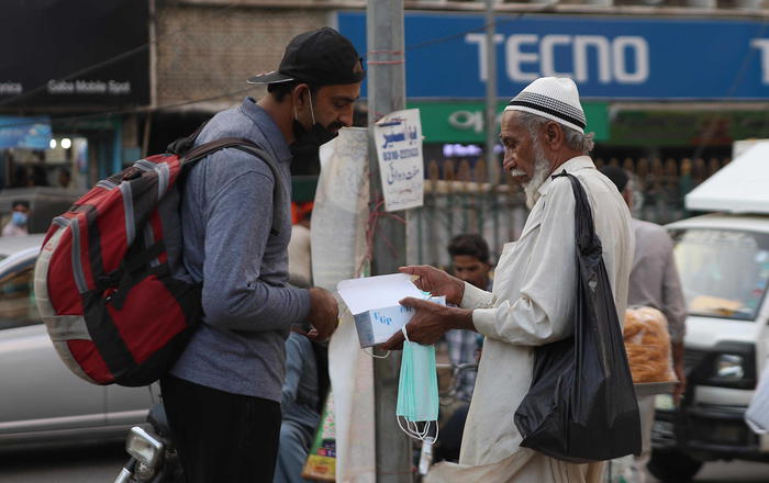 Pakistan: nuove norme sui social, big minacciano fuga