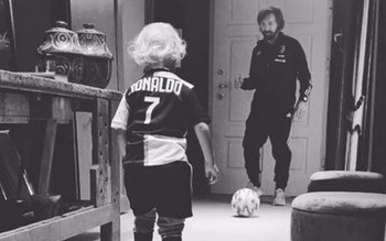 Pirlo gioca con il figlio: piccoli Ronaldo crescono