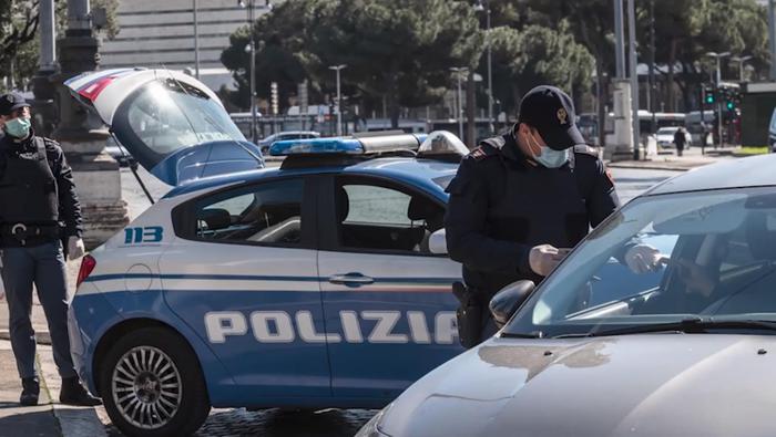 Polizia interrompe festa con una decina di ragazzi