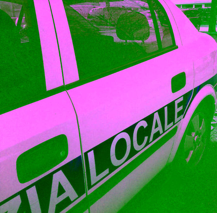 Positivo prendeva il sole su panchina pubblica, denunciato