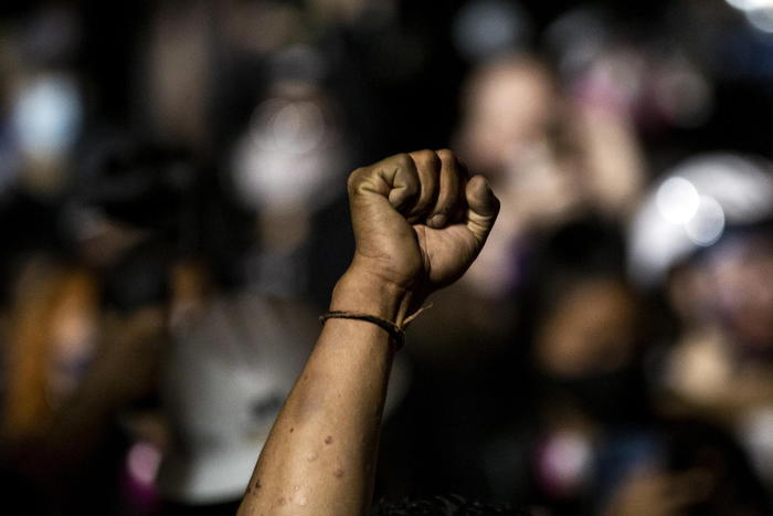 Proteste anti-Trump e bandiere bruciate a Portland