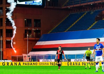 Sampdoria-Genoa senza tifosi: piovono fumogeni con il paracadute