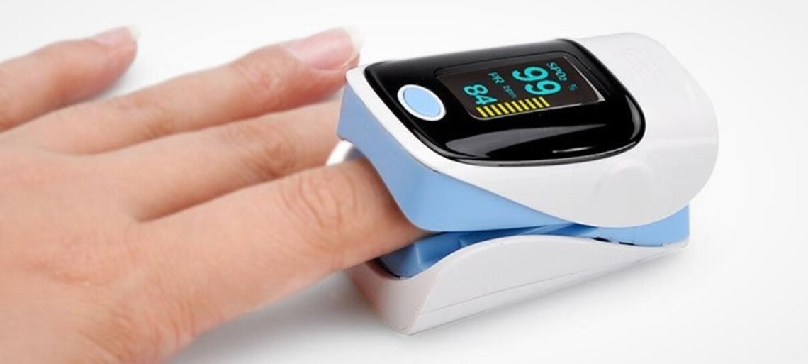 TENERE IN CASA UN  SATURIMETRO,  E’UNA BUSSOLA PER CAPIRE SE NECESSARIO INTERVENIRE