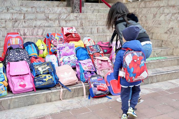 Scuola: zaini davanti istituti Puglia, genitori ‘no chiusure’