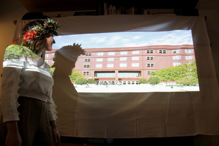 Si laurea con facciata università proiettata sul muro