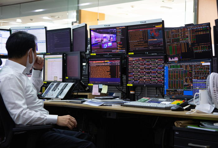 Spread Btp-Bund apre poco mosso a 121,8 punti base