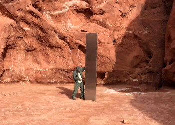 Spunta un monolite in mezzo al nulla nel deserto. I dettagli della scoperta