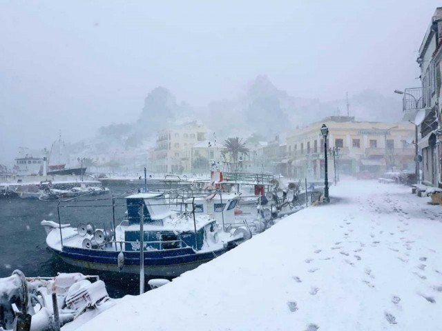 Tempesta di neve nelle mitissime isole del Mar Egeo.