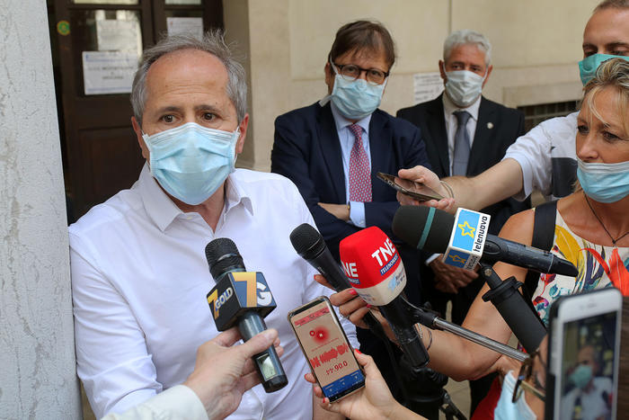 Vaccino, polemiche su Crisanti. Lui puntualizza: ‘Non sono contrario, non si strumentalizzi’