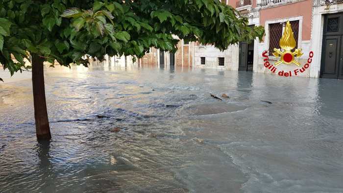 Venezia, si rompe tubo acquedotto, campo S.Polo allagato