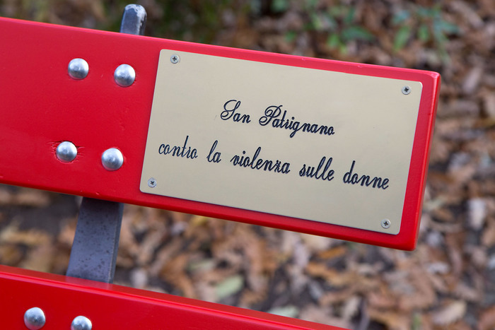 Violenza donne: una panchina rossa a San Patrignano