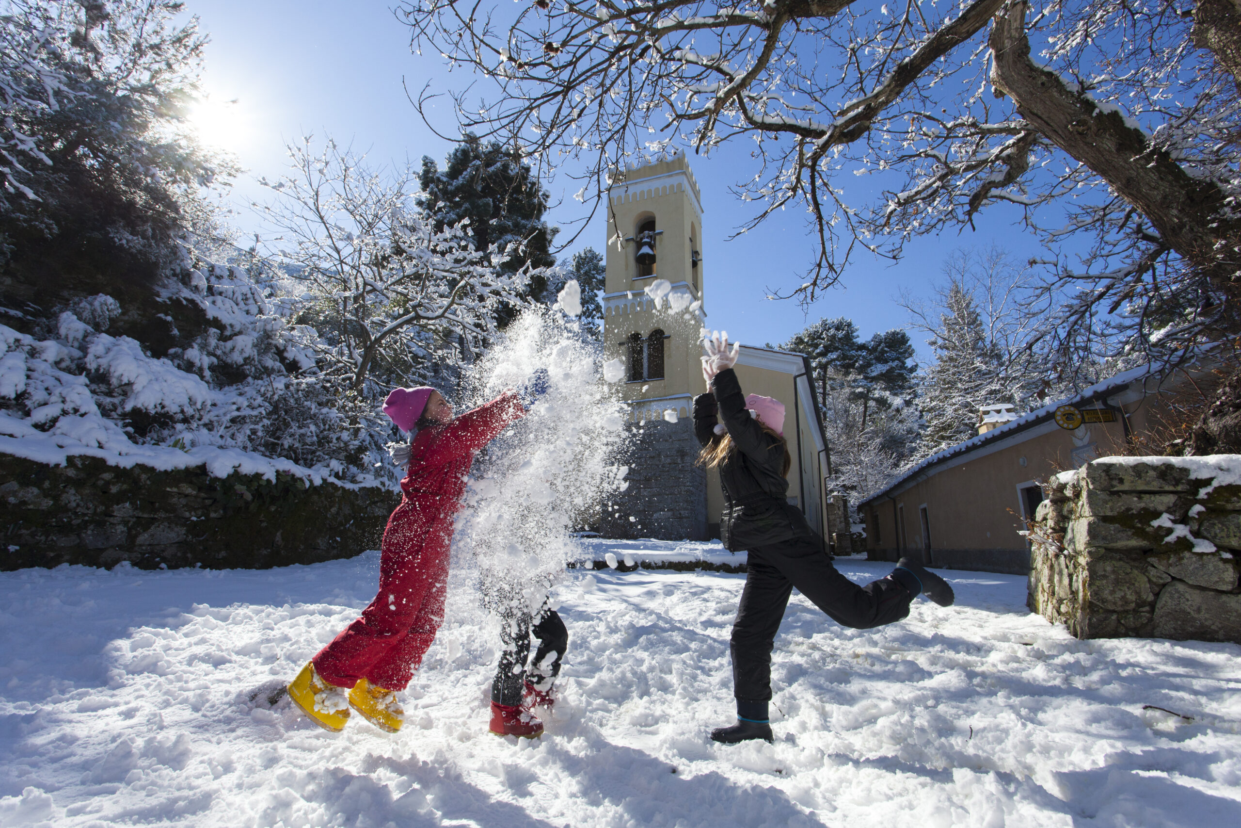 Inverno a Capo Sant’Andrea: il Raro Incontro tra Costa e Picchi Innevati