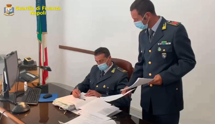 10mila euro per evitare sequestro villa abusiva, 3 arresti