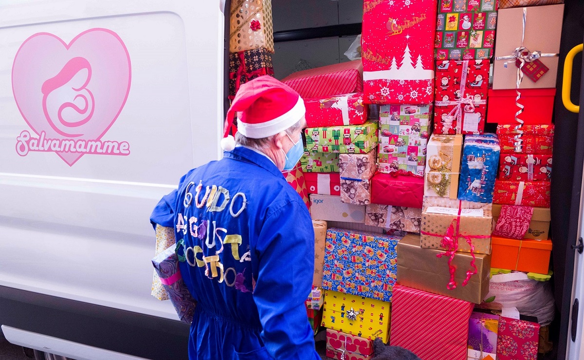 Al via Babbo Natale a domicilio di Salvamamme con Guido Aggiustagiocattoli, consegnati a casa migliaia di doni per i bimbi delle famiglie in difficoltà