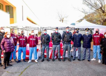 SALVAMAMME E FIAMME ORO RUGBY DELLA POLIZIA DI STATO INSIEME PER UN NATALE CON AMORE E IN SICUREZZA – AL VIA LA GRANDE CAMPAGNA DI CONSEGNA DI PACCHI DONO PER LE FAMIGLIE FRAGILI