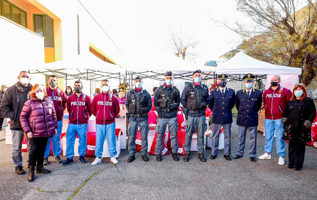 SALVAMAMME E FIAMME ORO RUGBY DELLA POLIZIA DI STATO INSIEME PER UN NATALE CON AMORE E IN SICUREZZA – AL VIA LA GRANDE CAMPAGNA DI CONSEGNA DI PACCHI DONO PER LE FAMIGLIE FRAGILI