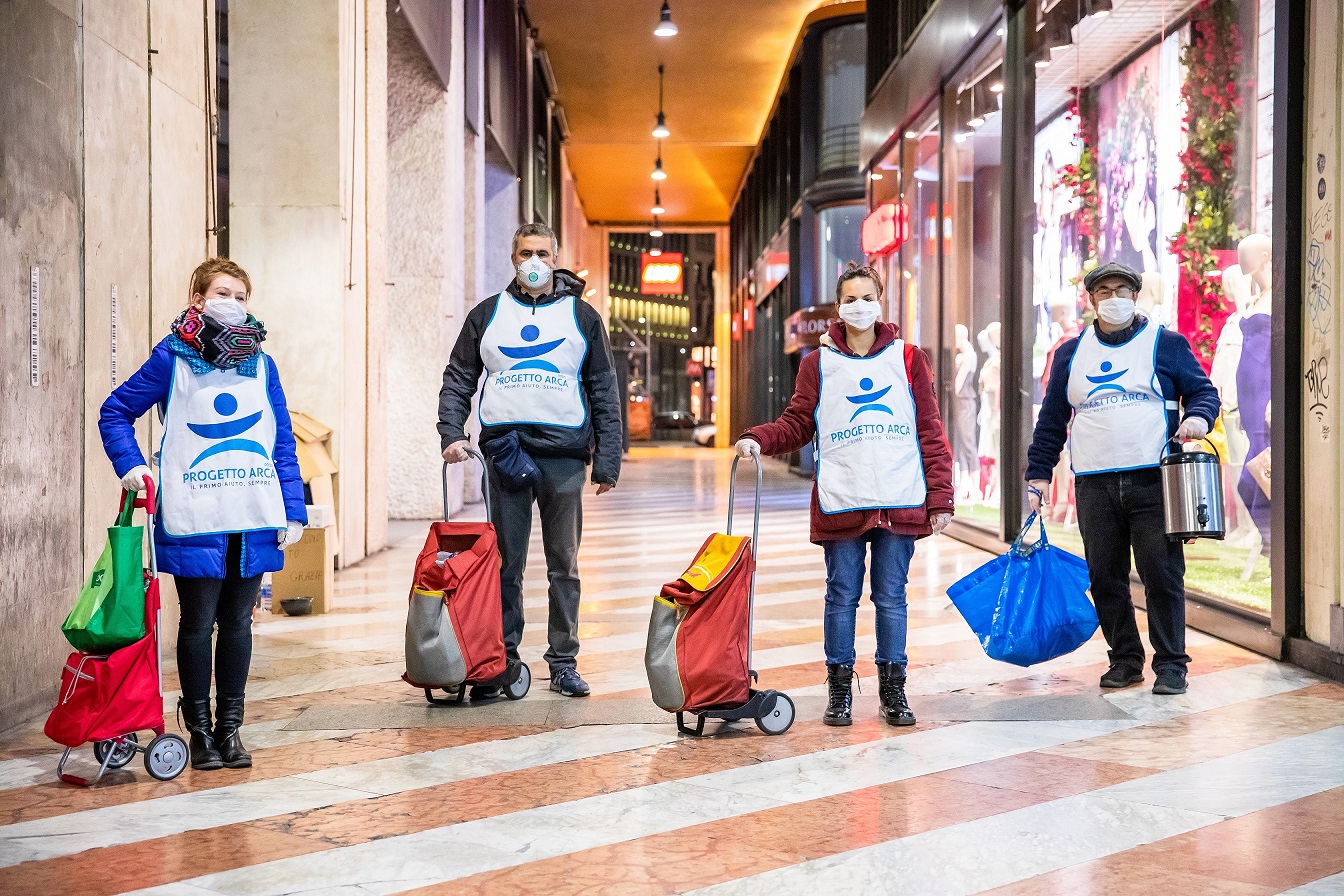 Neve a Milano, Senzatetto:  Progetto Arca potenzia stasera le Unità di strada  per distribuire cibo caldo e indumenti asciutti