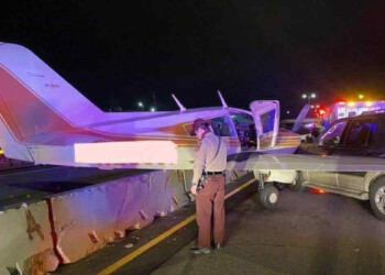 Aereo costretto ad atterrare in autostrada, scontro contro un SUV: il video