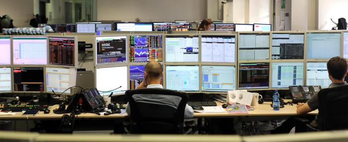 Borsa: Milano in rialzo con auto e banche, giù Stm