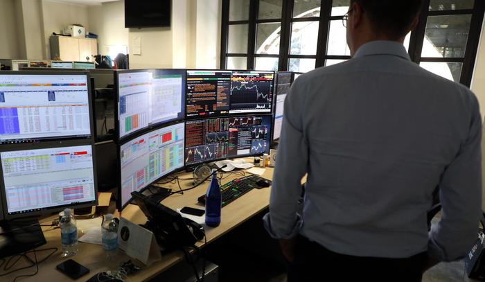 Borsa: Milano prosegue in positivo, scivola Pirelli