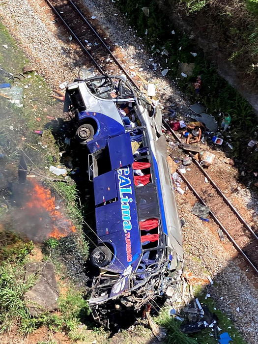 Brasile: bus cade da viadotto, 16 morti