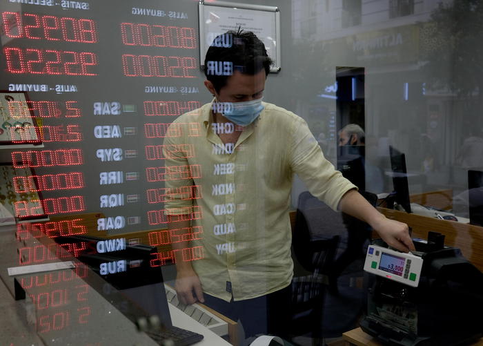 Cambi: euro in lieve rialzo sul dollaro a 1,1970