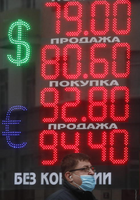 Cambi: euro in rialzo sul dollaro a 1,2083