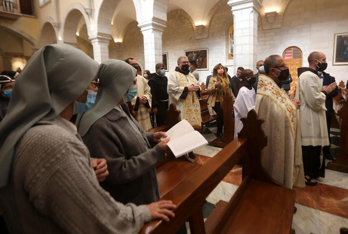 Cei: alla Messa di Natale nella chiesa più vicina