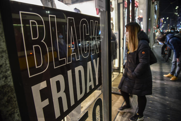 Consumi: Revolut, in Black Friday spesa media 67 euro