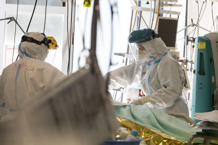 Covid, 165 morti in Veneto in 24 ore, mai dato così alto. Bonaccini: arginare la terza ondata