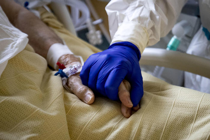 Covid: 553 morti, superata soglia 70 mila vittime in Italia