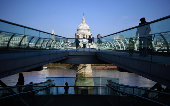 Covid: calano i casi in Gb ma totale morti supera 60.000