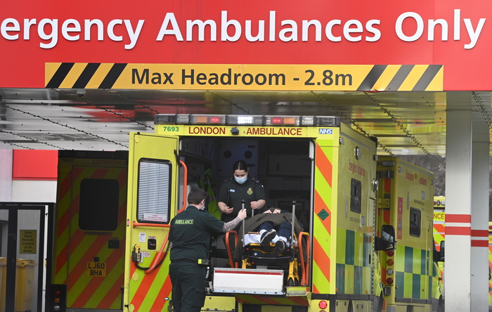 Covid: picco di 981 morti in Gb