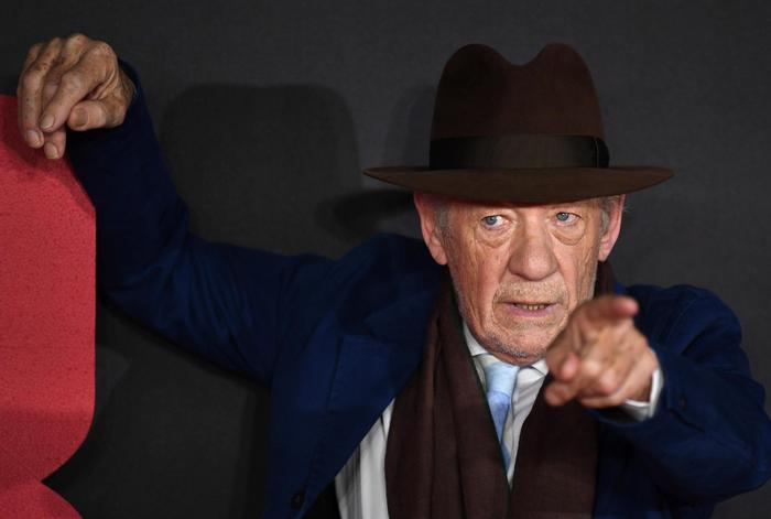Covid: sir Ian McKellen ‘euforico’ di essere stato vaccinato