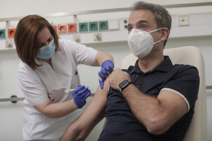 Covid:politici vaccinati prima di medici,polemiche in Grecia
