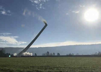 Crollo ciminiera alta 300 metri, l’esplosione fa impressione. Video